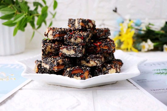 Khay bánh kẹo Tết thêm lành mạnh với kẹo táo đỏ tự làm ngon hết cỡ