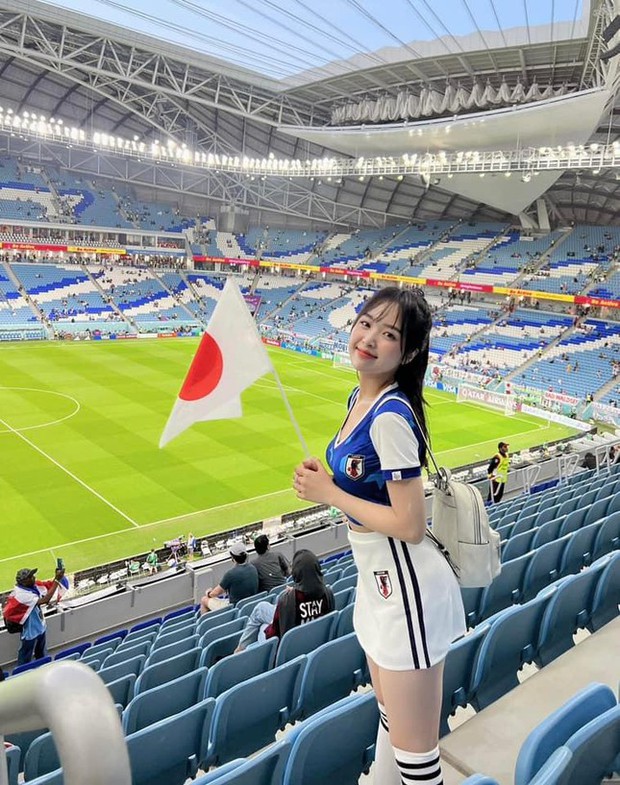 Hot girl Việt Nam sang Qatar xem World Cup 2022, cứ mặc áo đội nào là đội đó về nước-5