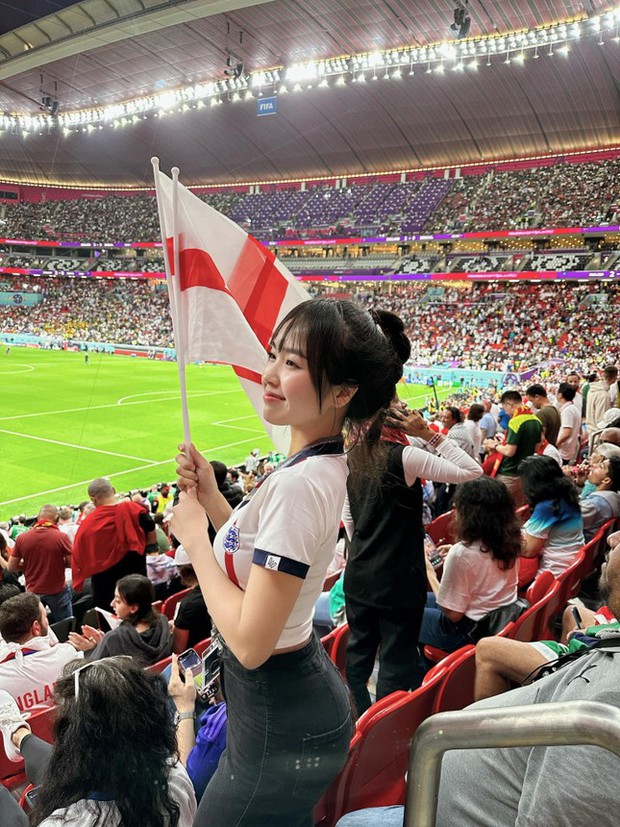 Hot girl Việt Nam sang Qatar xem World Cup 2022, cứ mặc áo đội nào là đội đó về nước-6