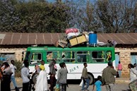 Phát hiện 1 người còn sống trong hàng chục thi thể ven đường ở Zambia