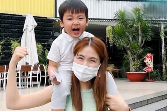 Hòa Minzy tự bế con trai trên vai, khéo léo thổ lộ 'vẫn thích có người thương'