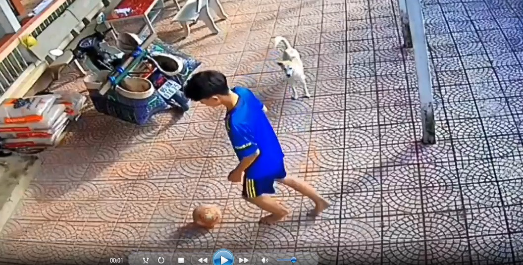 Cậu bé biểu diễn kỹ thuật xoay bóng ‘compa’ chẳng kém cạnh ngôi sao bóng đá Antony-1