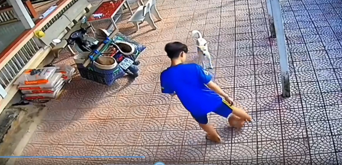 Cậu bé biểu diễn kỹ thuật xoay bóng ‘compa’ chẳng kém cạnh ngôi sao bóng đá Antony-2