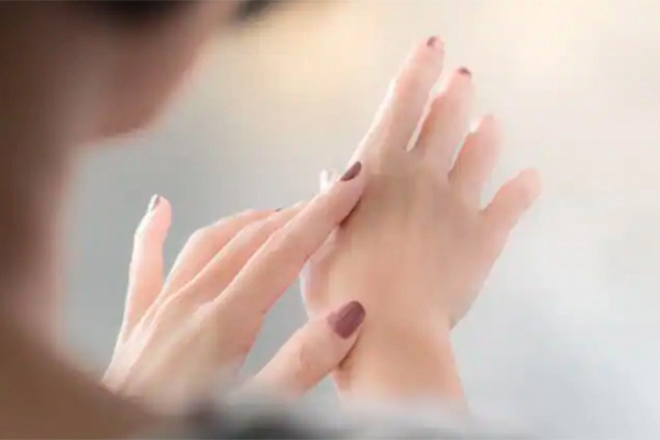 Mẹo đơn giản trị khô tay chân trong mùa đông hiệu quả-1