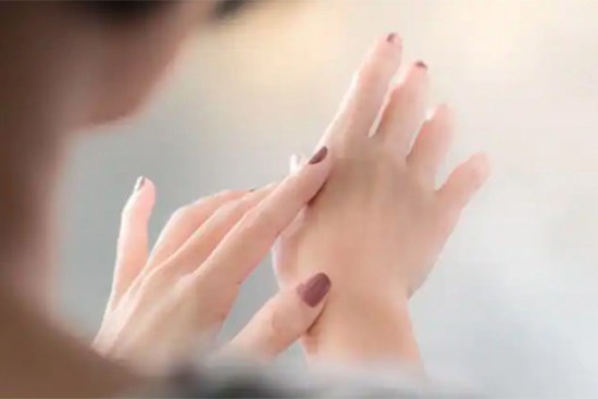 Mẹo đơn giản trị khô tay chân trong mùa đông hiệu quả
