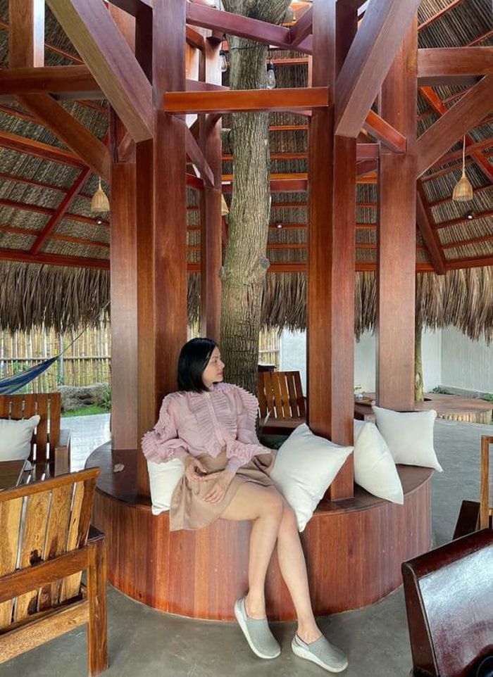 Villa miệt vườn cực khủng của Vân Trang sau khu sinh thái 50.000m2 khiến dân tình khen nức nở-16