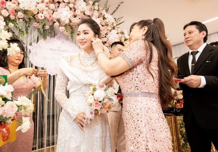 Phan Hiển mang tiền và 10 cây vàng hỏi cưới Khánh Thi-9