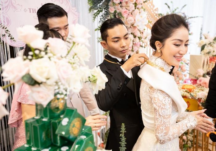 Phan Hiển mang tiền và 10 cây vàng hỏi cưới Khánh Thi-10