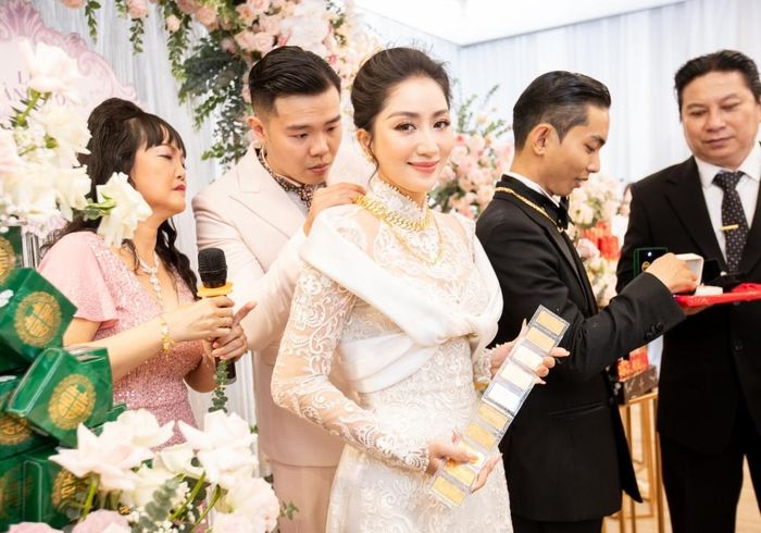 Phan Hiển mang tiền và 10 cây vàng hỏi cưới Khánh Thi-5