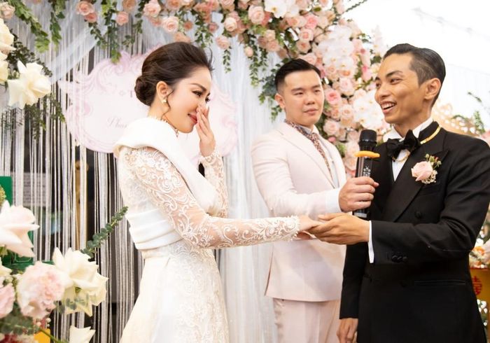 Phan Hiển mang tiền và 10 cây vàng hỏi cưới Khánh Thi-11