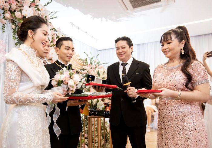 Phan Hiển mang tiền và 10 cây vàng hỏi cưới Khánh Thi-8