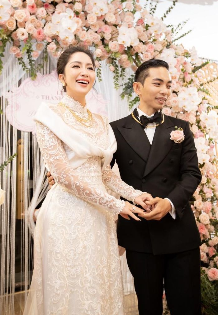 Phan Hiển mang tiền và 10 cây vàng hỏi cưới Khánh Thi-14