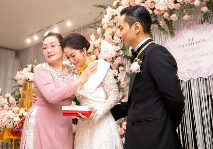 Phan Hiển mang tiền và 10 cây vàng hỏi cưới Khánh Thi-18