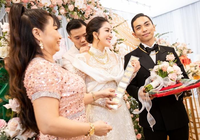 Phan Hiển mang tiền và 10 cây vàng hỏi cưới Khánh Thi-6