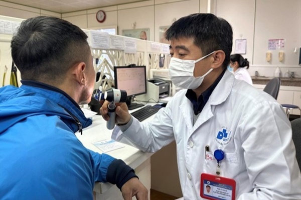 Hoại tử toàn bộ vùng da mũi, trán sau khi tiêm filler tại spa-1