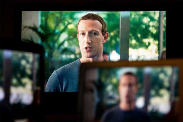 Mark Zuckerberg bị nhân viên công kích-1