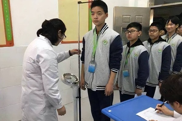 Giáo sư nổi tiếng khuyên: Hãy dạy con bạn đối xử thật tốt với kiểu người này, cuộc đời ắt bình yên, tránh xa được hiểm họa-2