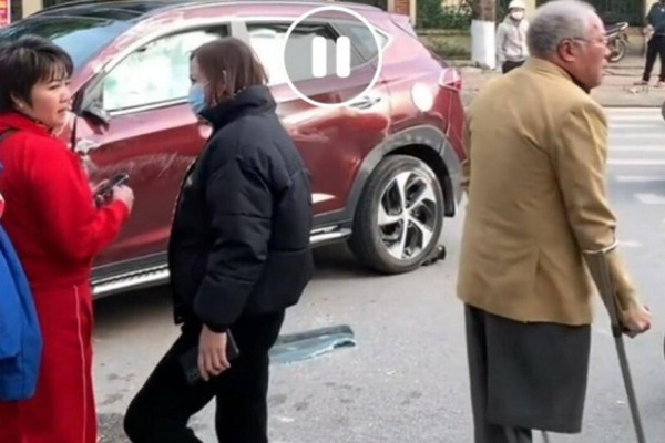 Clip: Cận cảnh xe rơi hàng đè bẹp chiếc xe xịn trên đường-1