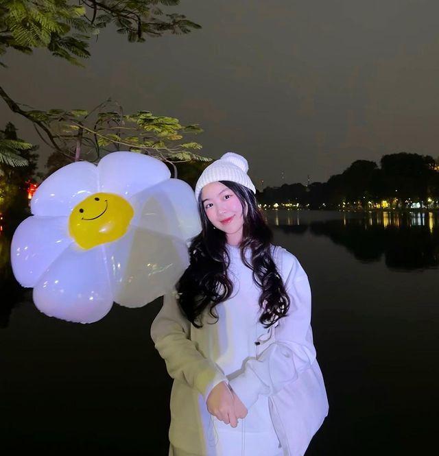 2 con gái MC Quyền Linh lộ nhan sắc thật khi chụp cam thường-2