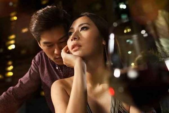 Vợ chết lặng nhìn chồng ôm eo gái trẻ vào nhà nghỉ để... tập văn nghệ