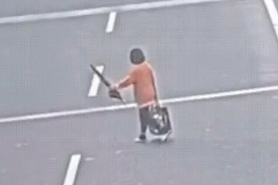 Đi bộ ngang qua cao tốc không quan sát, người phụ nữ bị ô tô tông tử vong