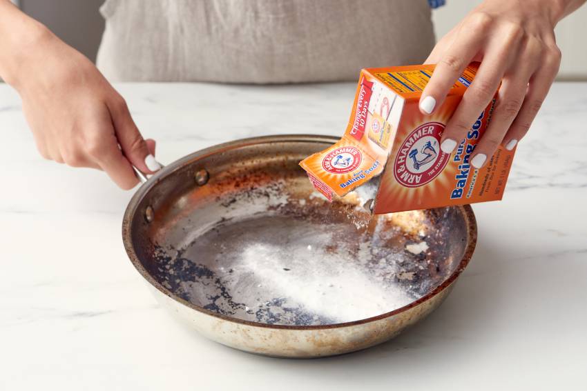 Xoong nồi bị cháy đen chỉ cần rắc thêm nhúm bột này là vết bẩn tự động bong ra, chẳng tốn công cọ rửa-1