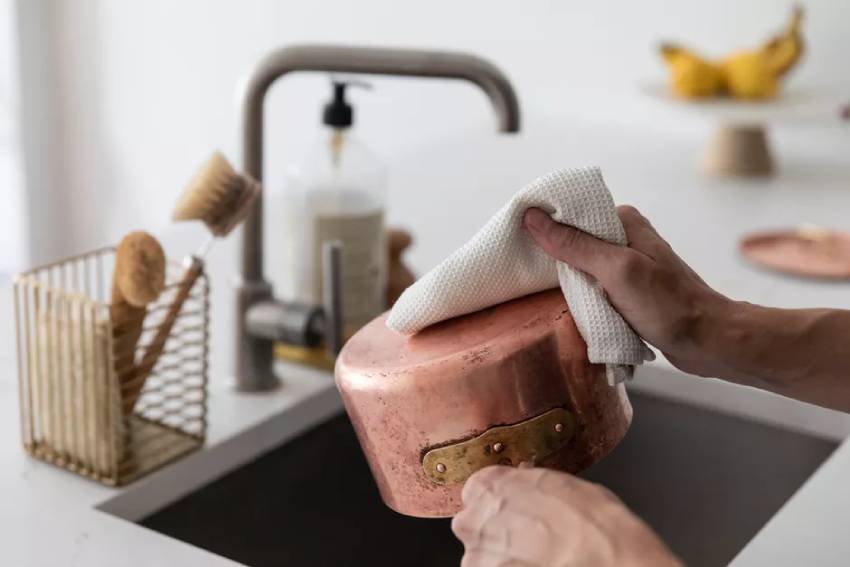 Xoong nồi bị cháy đen chỉ cần rắc thêm nhúm bột này là vết bẩn tự động bong ra, chẳng tốn công cọ rửa-3