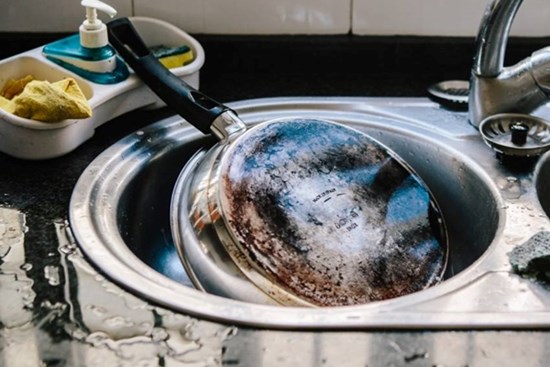 Xoong nồi bị cháy đen chỉ cần rắc thêm nhúm bột này là vết bẩn tự động bong ra, chẳng tốn công cọ rửa
