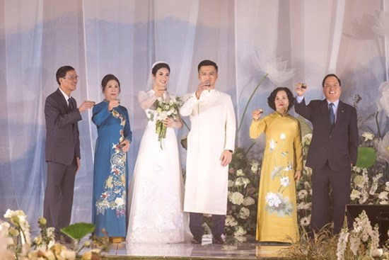 Biệt thự bề thế, chuẩn nhà giàu của gia đình hôn phu Hoa hậu Ngọc Hân tương đồng phong cách sống của ngôi nhà nàng hậu tự thiết kế