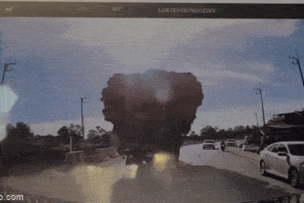 Clip: Cận cảnh xe rơi hàng đè bẹp chiếc xe xịn trên đường