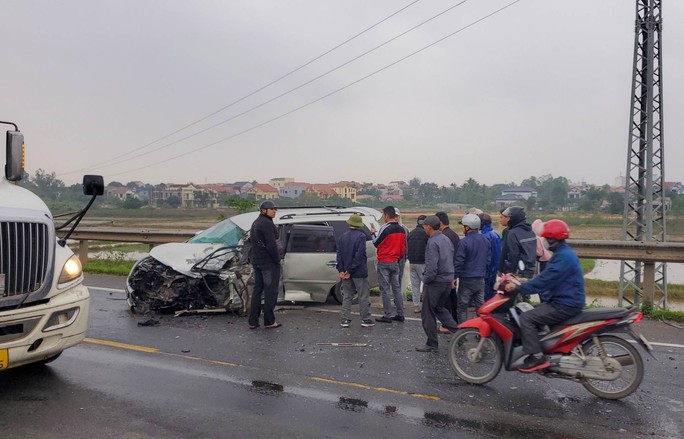 Xe khách giường nằm lao xuống ruộng, hành khách hoảng loạn kêu cứu-2