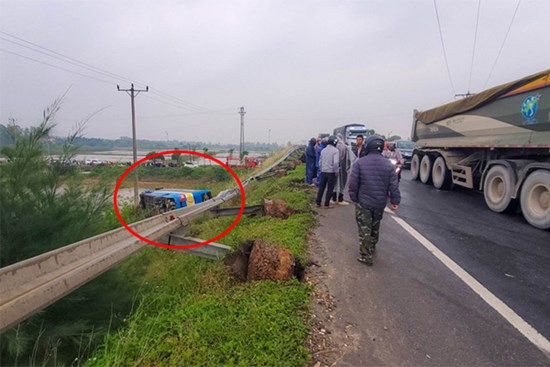 Xe khách giường nằm lao xuống ruộng, hành khách hoảng loạn kêu cứu