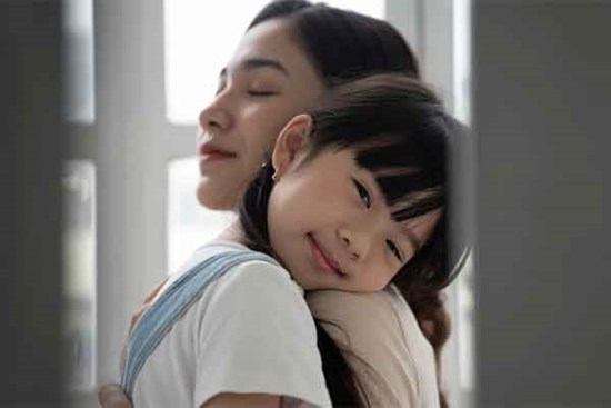 Lặng người khi thấy con gái chạy ra lớn tiếng gọi mẹ