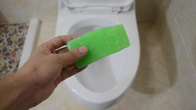 Bỏ miếng xà bông vào bồn cầu nhận ngay lợi ích tuyệt vời, bạn sẽ tiếc vì không biết sớm-1