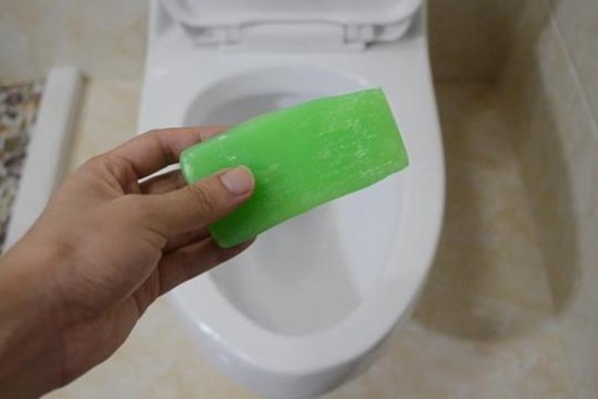 Bỏ miếng xà bông vào bồn cầu nhận ngay lợi ích tuyệt vời, bạn sẽ tiếc vì không biết sớm