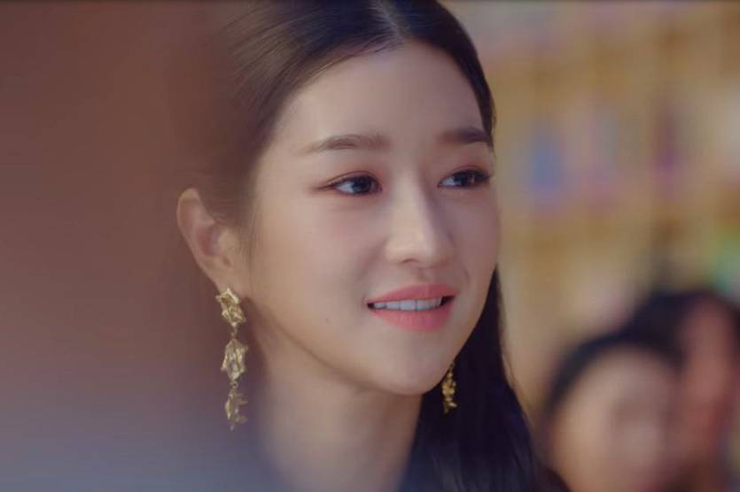 Chồng cũ chê tôi xấu xí nên ly hôn, anh ta tái hôn tôi đi dự đám cưới, sau khi nhìn thấy cô dâu thì sững sờ-1