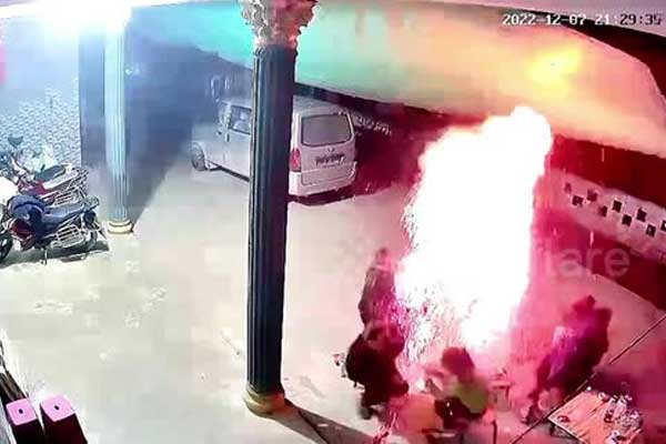 Xe máy tông và chui dưới gầm xe ben đang qua đường trên QL1-1