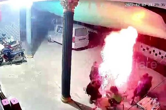 Ngồi xung quanh bếp than sưởi ấm, 7 người trong nhà suýt gặp tai nạn nguy hiểm