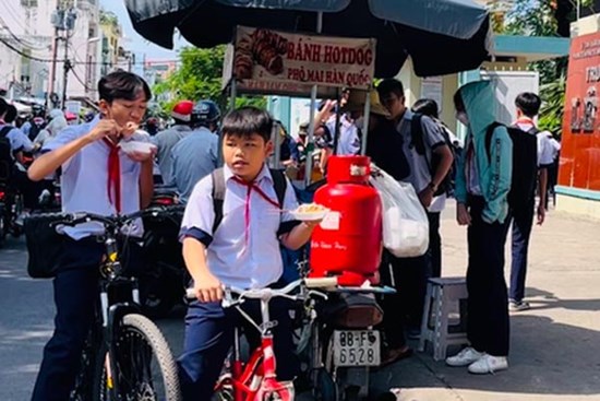 Hàng rong trước cổng trường: Nỗi bất an rõ như ban ngày