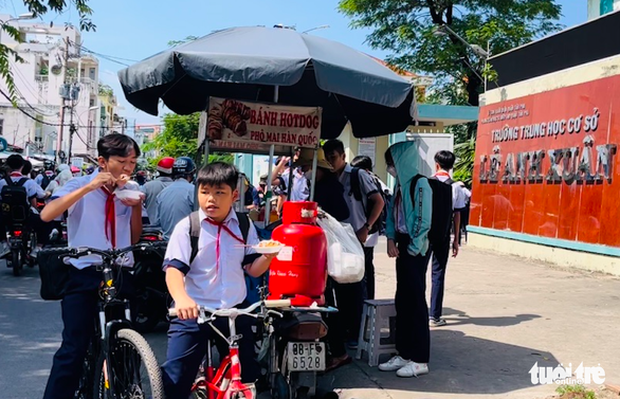 Hàng rong trước cổng trường: Nỗi bất an rõ như ban ngày-1