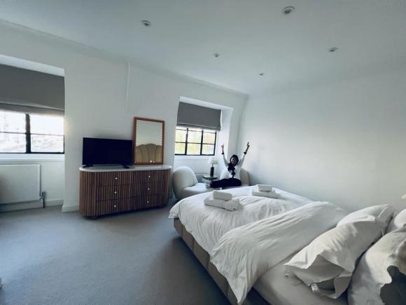 Biệt thự siêu sang của gia đình vợ Chi Bảo tại Anh-8