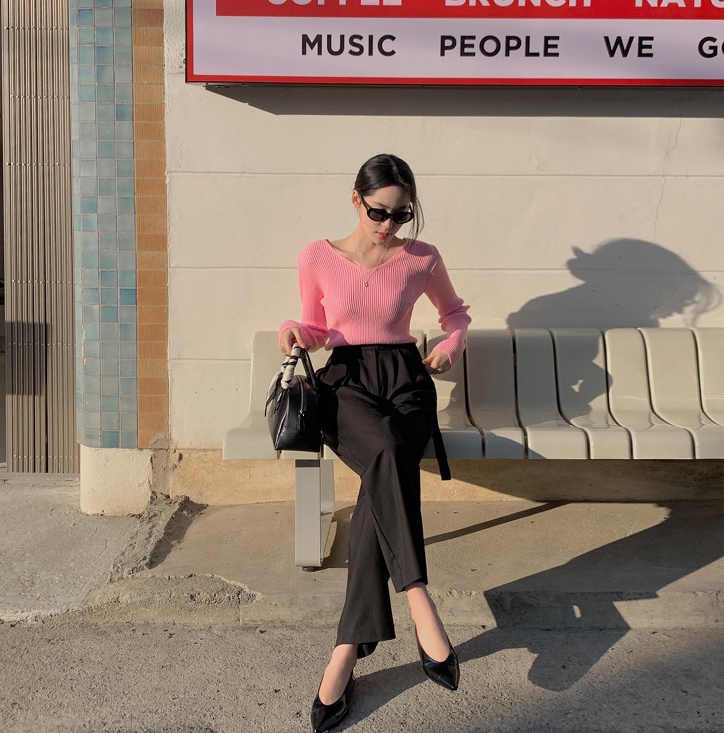 10 cách mặc áo len màu nổi giúp ghi điểm tinh tế-1