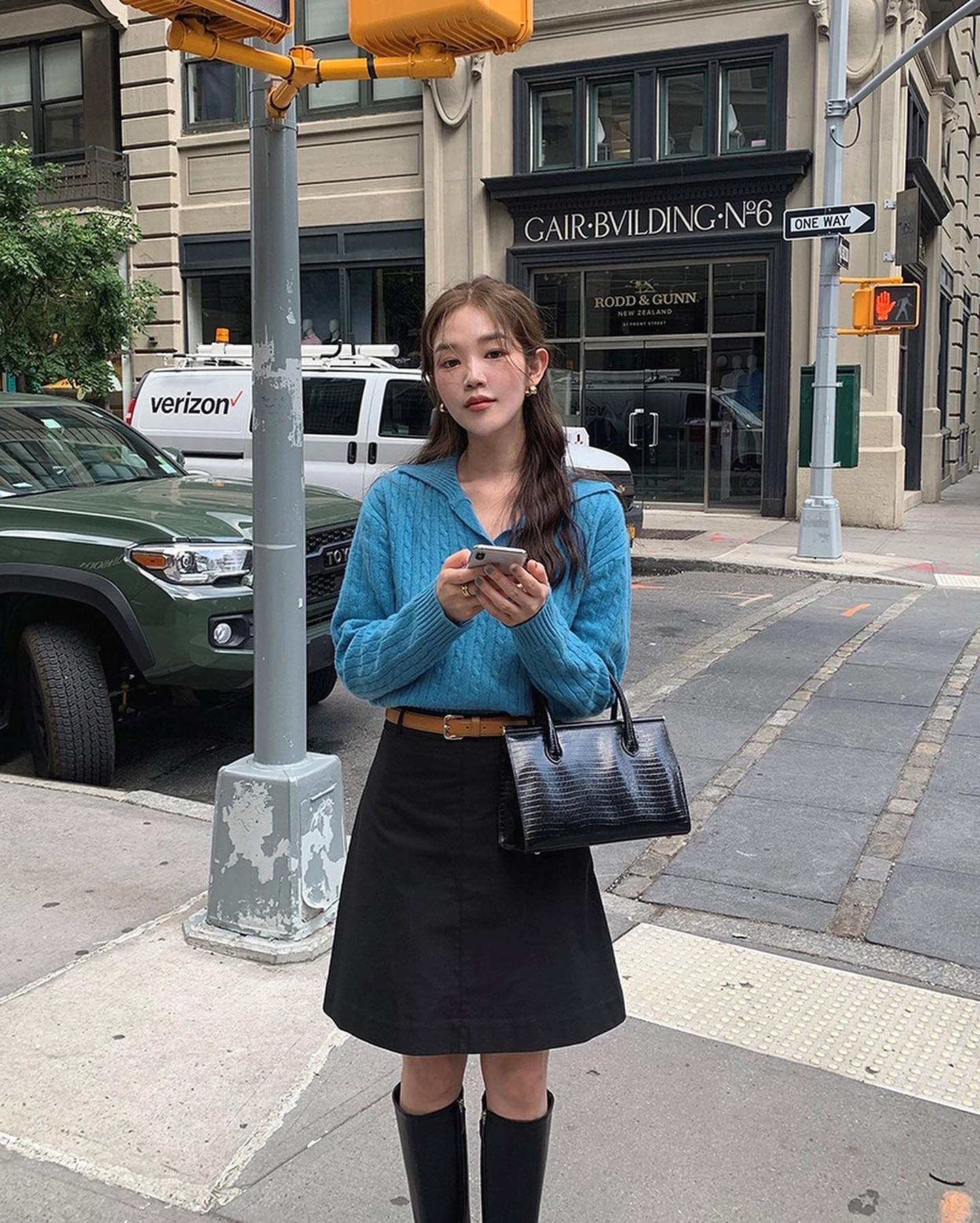 10 cách mặc áo len màu nổi giúp ghi điểm tinh tế-2