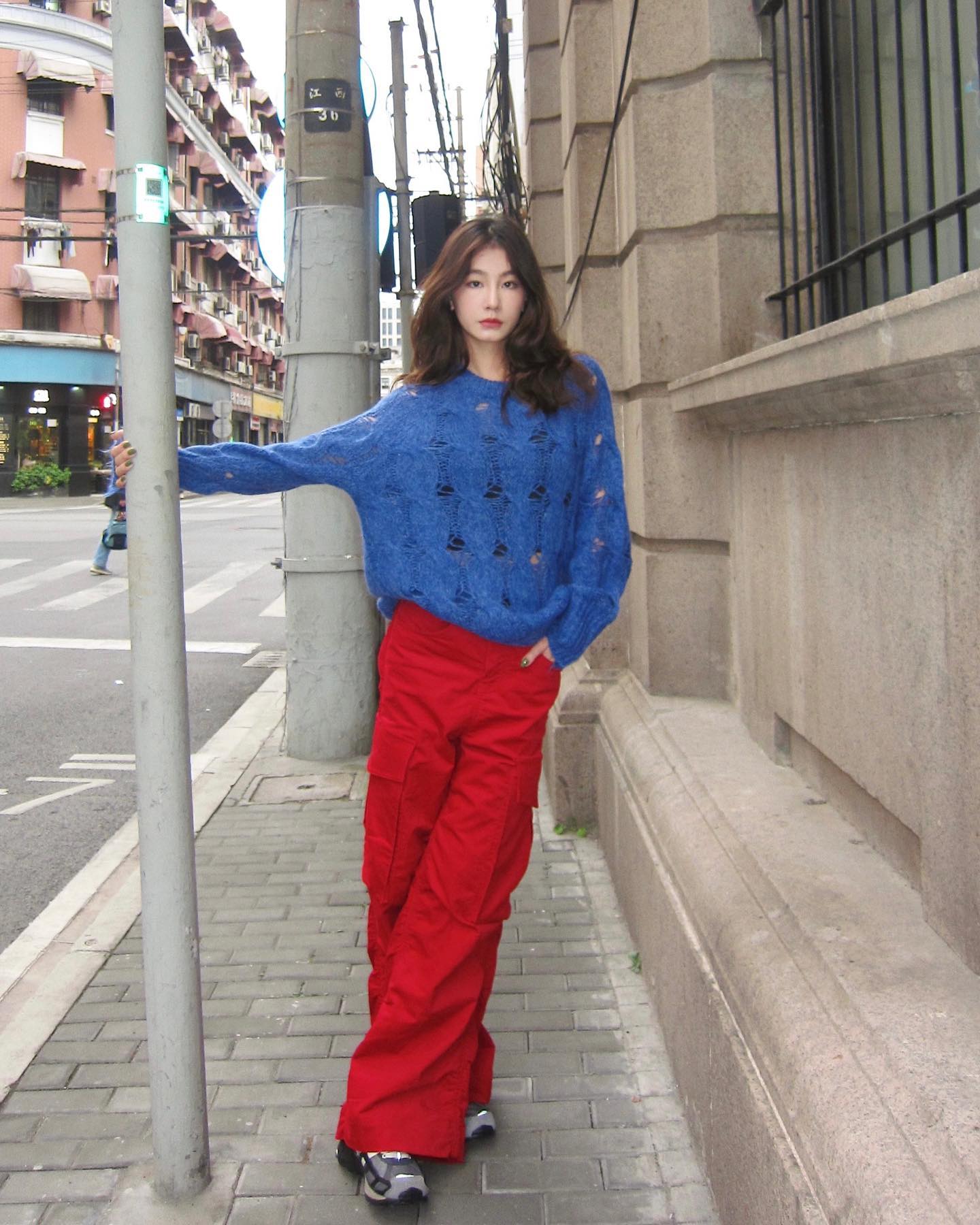 10 cách mặc áo len màu nổi giúp ghi điểm tinh tế-4