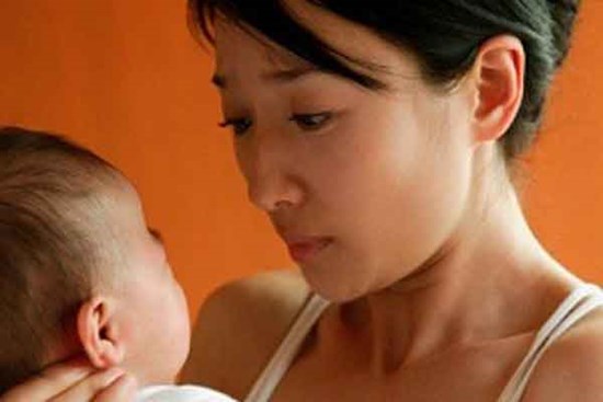 Vợ không thể tưởng tượng nổi đúng ngày đầy tháng con, chồng lại đưa nhân tình đi làm đến nơi này