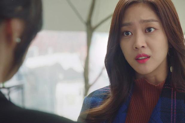 Oán hận mẹ kế suốt 20 năm, nhưng khi về thăm nhà, nhìn cảnh tượng trước mắt, tôi tự nguyện đưa thẻ ATM cho bà-2