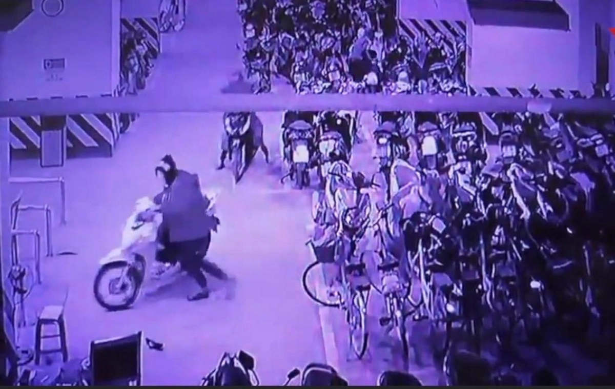 Điều tra nhóm bịt mặt vào tầng hầm chung cư trộm 3 xe máy Honda Vision-1