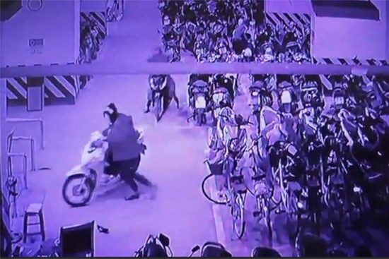 Điều tra nhóm bịt mặt vào tầng hầm chung cư trộm 3 xe máy Honda Vision
