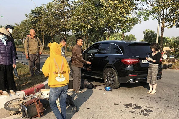 Va chạm với xe Mercedes, người phụ nữ tử vong ở Hà Nội-1