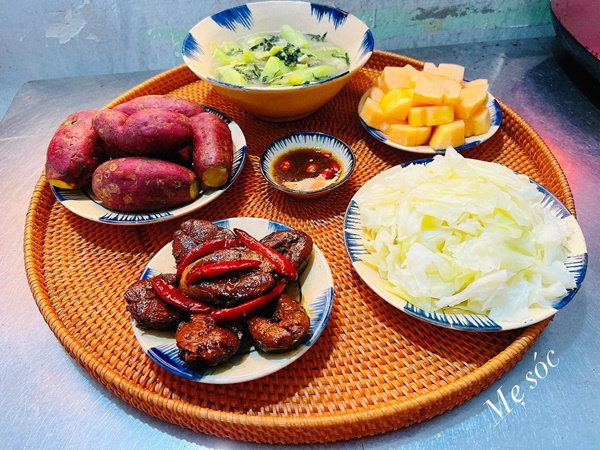 Chiều chồng hết nấc, vợ khoe loạt mâm cơm đậm hương vị miền Trung, nhìn là thấy nhớ quê nhớ Tết-2